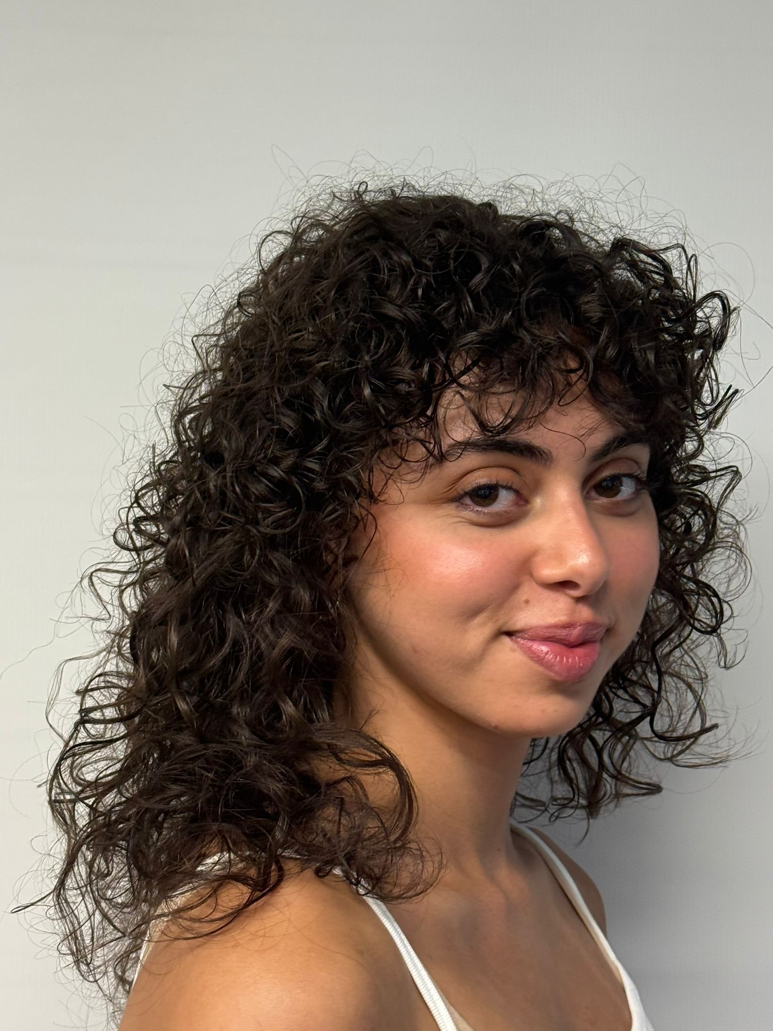 Detailansicht Shag Lockenschnitt mit Naturlocken