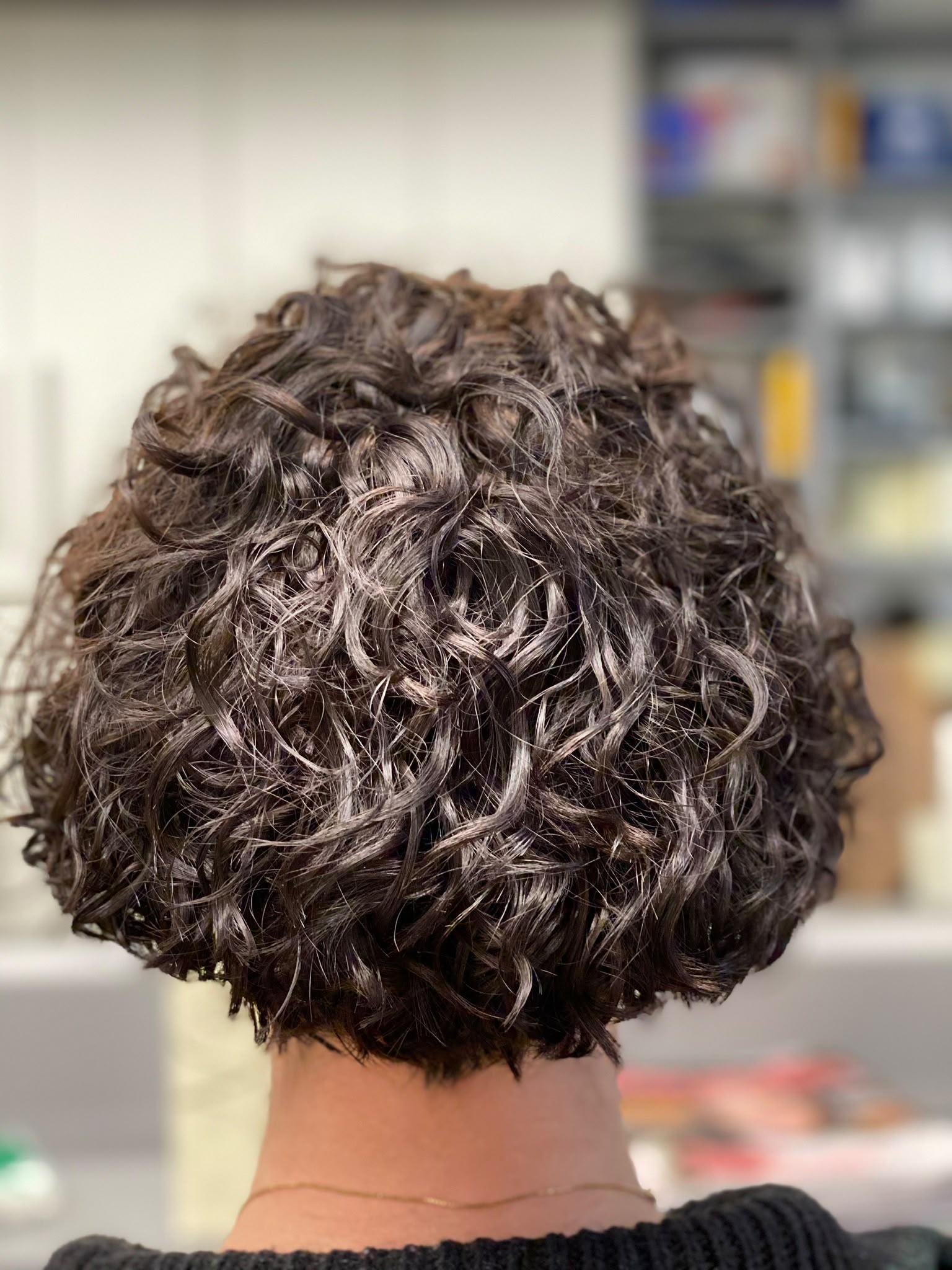 Definierte Naturlocken nach einem Shag Lockenschnitt